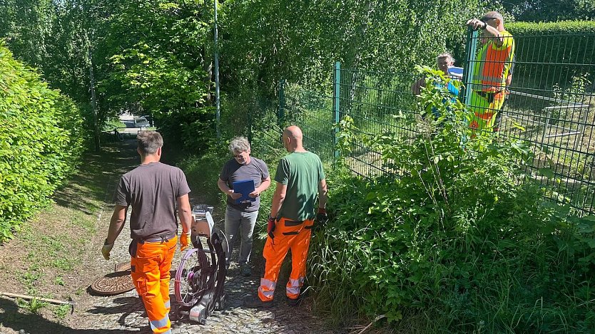 Mitarbeiter des TAZ fanden dank einer Kamerabefahrung der Rohrleitungen im Sondershäuser Bergbad eine beschädigte Reinwasserleitung (Foto: Janine Skara)