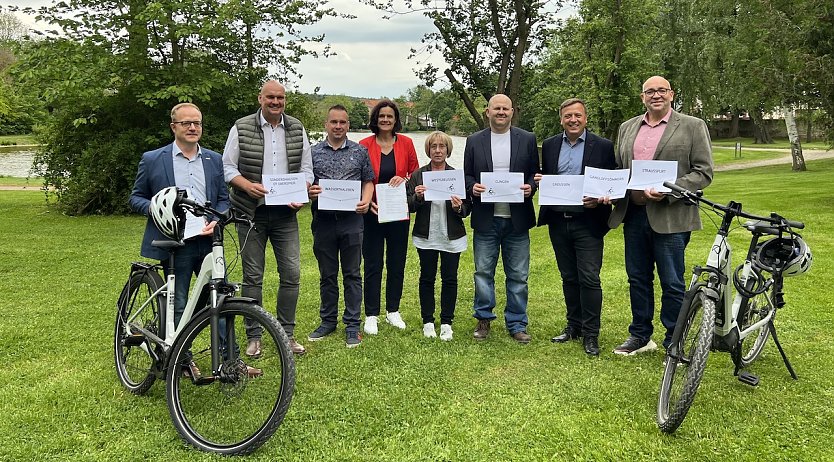 Unterzeichnung der Vereinbarung zu neuem Rad- und Wirtschaftsweg (Foto: Landratsamt Kyffhäuserkreis)