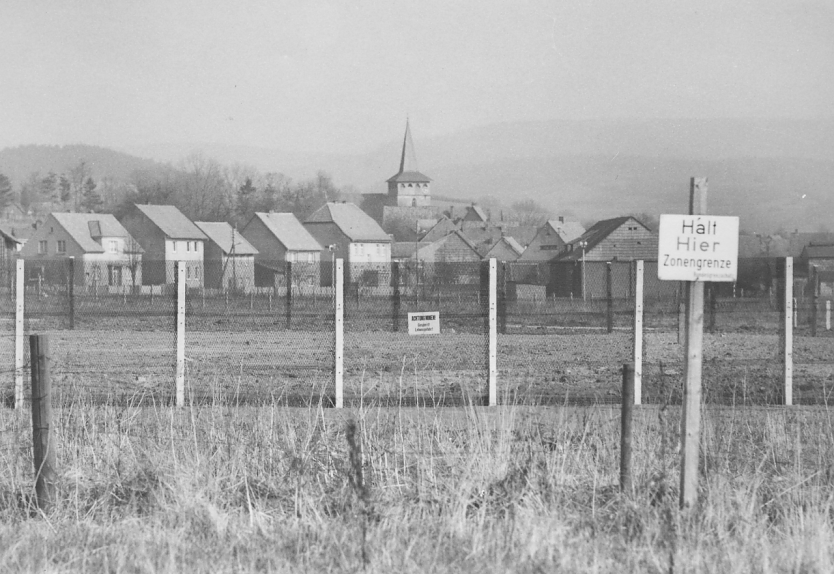 as Grenzdorf Ecklingerode, an dem die Gedenkwanderung vorbeiführen wird, in einer Ansicht aus den späten 1960er Jahren (Foto: Heinz Schipkowski / Archiv Grenzlandmuseum Eichsfeld)