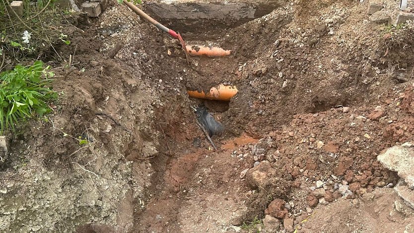 Der Defekt im Bergbad "Sonnenblick" in Sondershausen wurde gefunden und konnte behoben werden. Hier die reparierten Leitungen (Foto: Janine Skara)