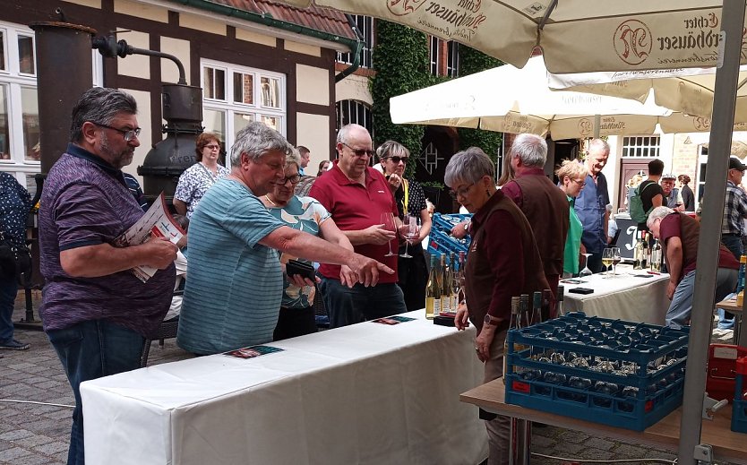  Blick auf das Gewimmel beim Wein- und Sektfest im Hof der Traditionsbrennerei. (Foto: Kurt Frank)