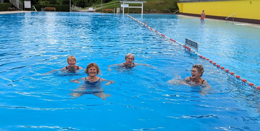 Mutige Schwimmerinnen beim Anbaden im "Bergbad Sonnenblick" in Sondershausen (Foto: Janine Skara )