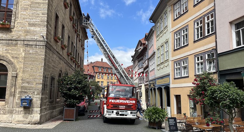 Traditionell sorgte die Feuerwehr wieder für den Girlandenschmuck in der historischen Innenstadt (Foto: oas)