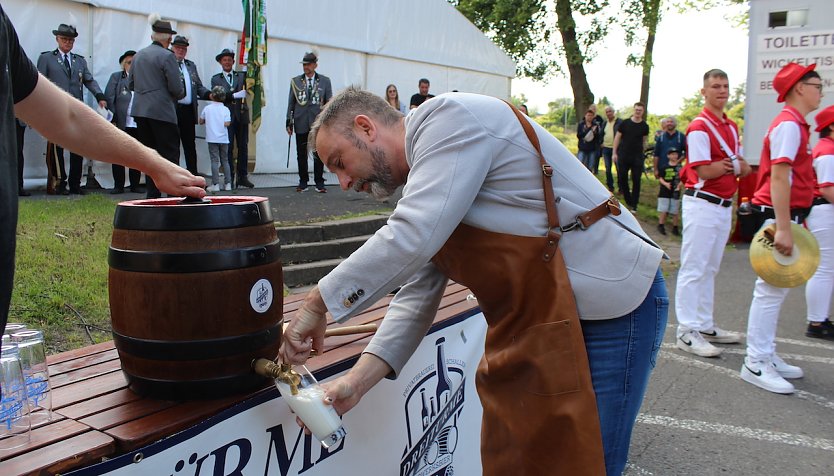 Bürgermeister Matthias Reinz zapft das Fass original Dreitürmebier mit dem ersten Schlag an (Foto: Eva Maria Wiegand)