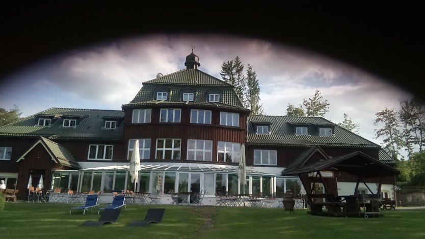  Ziehen sich da schon dunkle Wolken über dem Hotel „Harzhaus“ zusammen. (Foto: Rosalinde Frank)