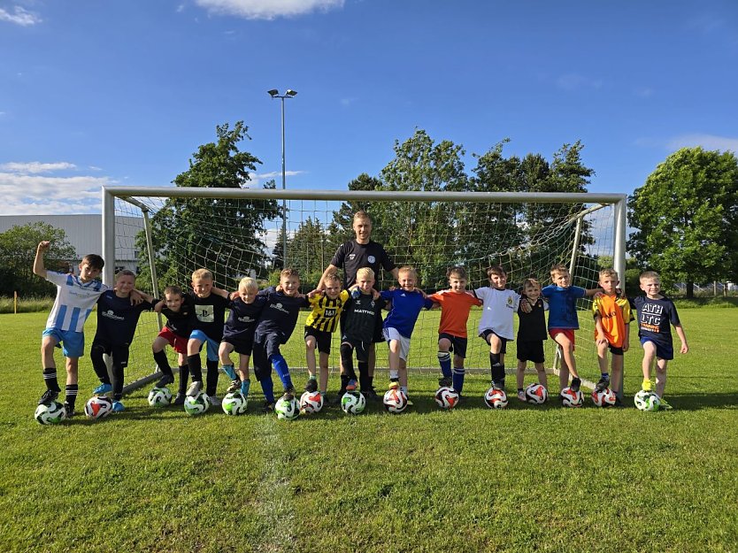 Die kleinen Fußballer bedankten sich für neue Bälle (Foto: N.Opppermann)