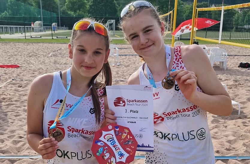 Ida und Magdalena stolz mit ihrer Bronzemedaille (Foto: SVC)