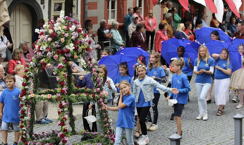 Bunt gekleidete und mit Blumen geschmückte Kinder aus Kindergärten, Schulen und anderen Organisationen nahmen am feierlichen 211. Festumzug in Bad Langensalza teil (Foto: Eva Maria Wiegand)