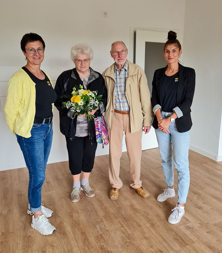 Jürgen Beyer und seine Lebenspartnerin Edith Spicher wurden von den beiden SWG-Mitarbeiterinnen Annett Kreipl (links) und Sarah Krug in ihrer neuen Wohnung begrüßt.  (Foto: SWG Nordhausen/Susanne Schedwill)