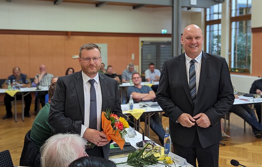 Daniel Pößel (li.) wurde erneut zum Stadtratsvorsitzenden gewählt und von Bürgermeister Steffen Grimm (re.) beglückwünscht (Foto: Janine Skara)