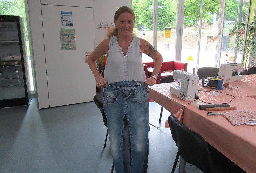 Jeans & Co, aus alt mach' neu mit Anke Henning im Freizeitzentrum Artern (Foto: Janet Haselhuhn)