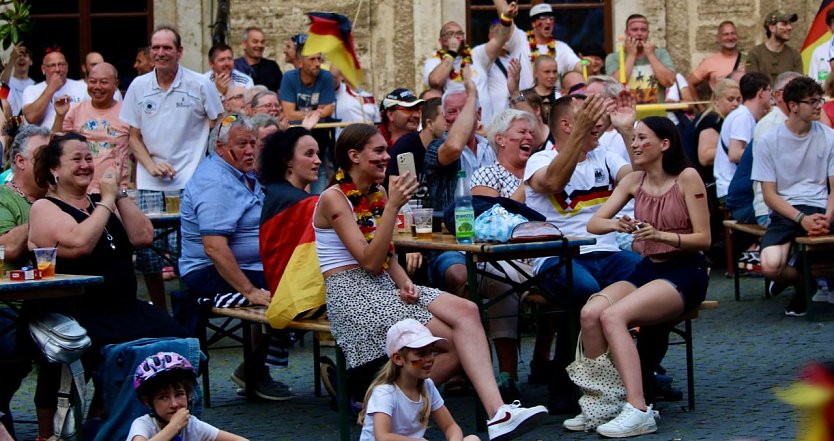 Jung und alt, Frauen, Kinder, Männer: alle feierten gemeinsam den Einzug ins Viertelfinale (Foto: Eva Maria Wiegand)