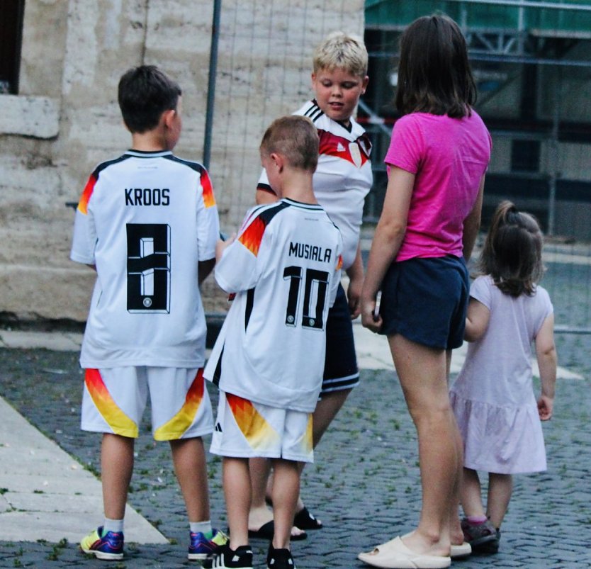 Kleine Fans ganz Kroos und natürlich auch Torschütze Musiala (Foto: Eva Maria Wiegand)