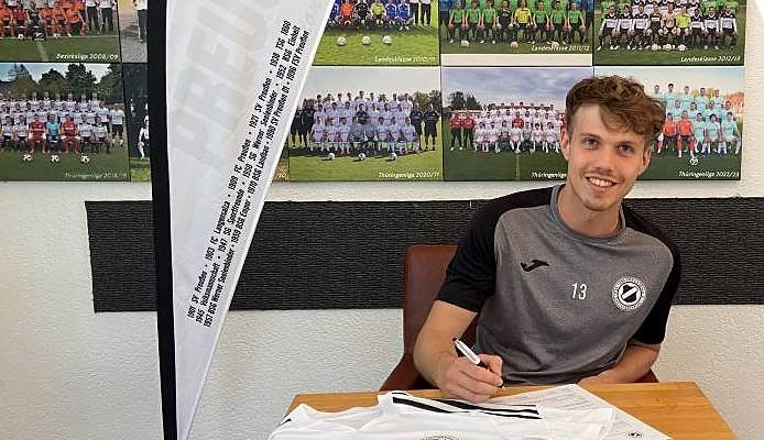 Nico Pawlak unterschreibt seinen Vertrag in Bad Langensalza (Foto: FSV Preußen)