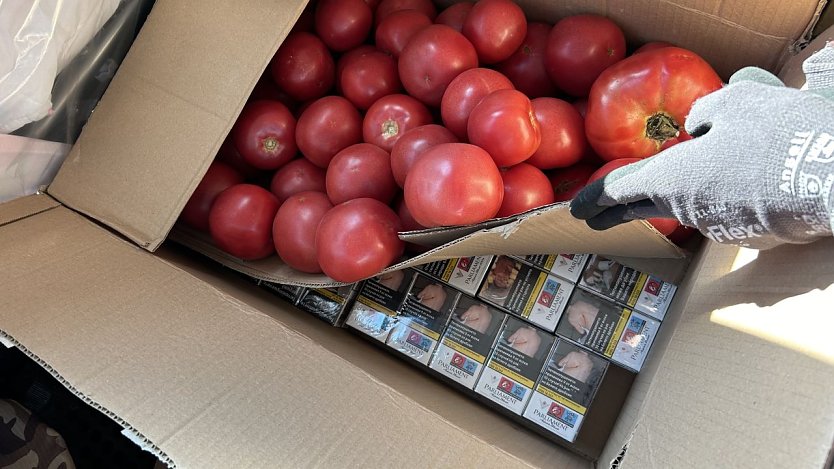 Schmuggelware unter den Tomaten (Foto: Hauptzollamt Erfurt)