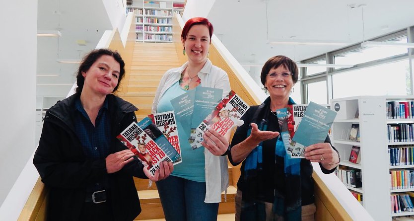 Volles Programm für das zweite Halbjahr: Pia Wienrich, Bibliotheksleiterin Marie-Kathrin Haase, und Hildegard Seidel haben heute die Lese-Highlights vorgestellt (Foto: agl)