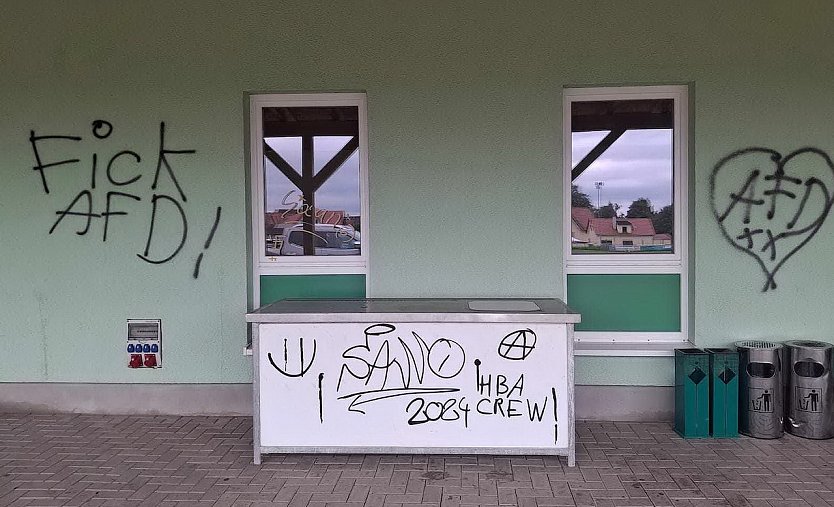 Schmierereien am Sportlerheim FSV Schernberg (Foto: S. Dietzel)