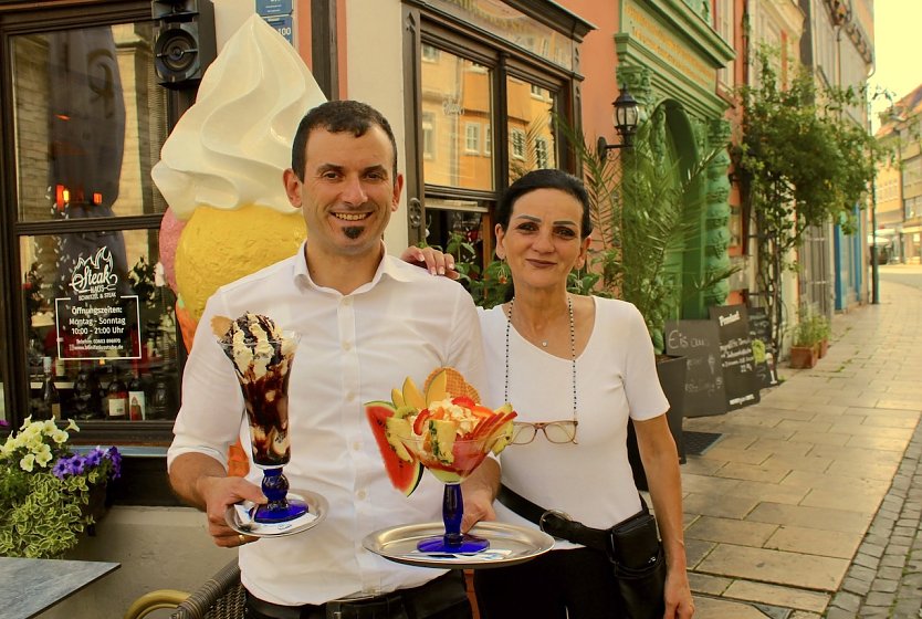 Diyan Georgiev und Rumania Werner bieten jetzt auch leckere Eisbecher an (Foto: Eva Maria Wiegand)