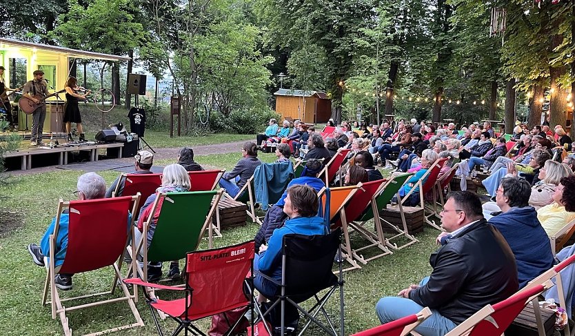 Sommerlaune herrscht wieder bei feinster, handgemachter Musik im Bad Langensalzaer Arboretum (Foto: emw)