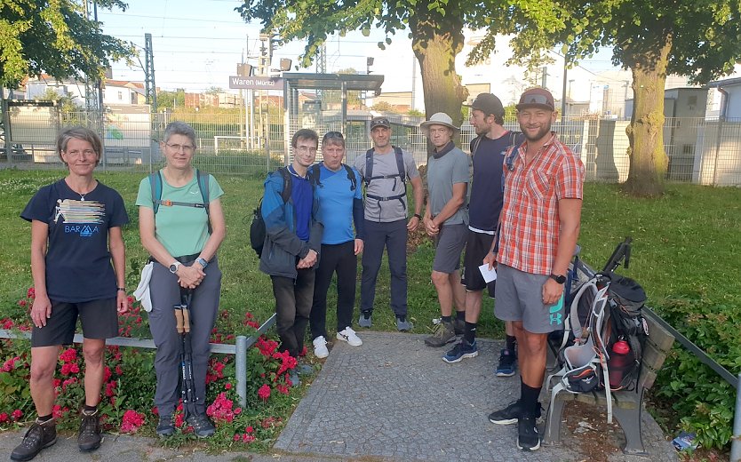 Hier war die Welt noch in Ordnung: Acht der zehn Gestarteten um kurz nach Sechs am 29.06.24 am Bahnhof Waren (Müritz). (Foto: B.Schwarzberg)