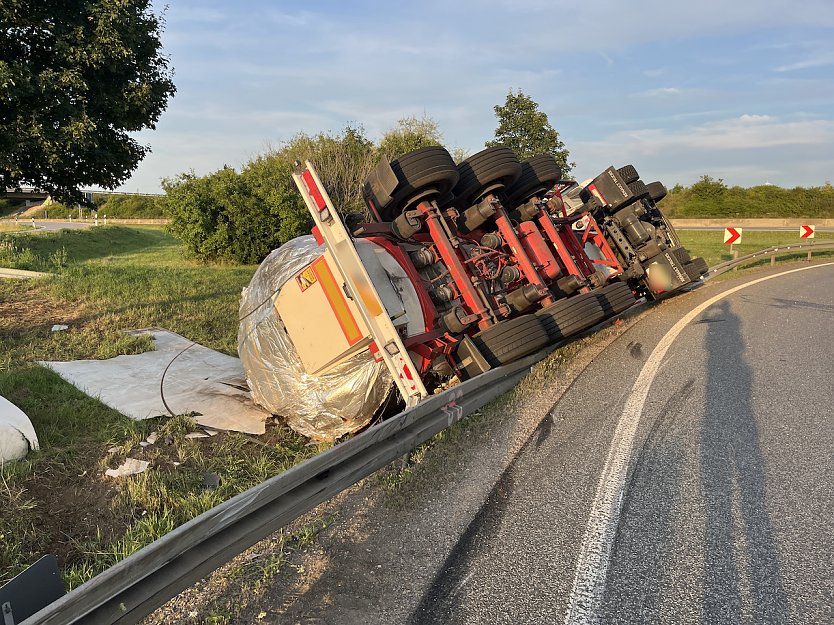 umgekippter Bierlaster sorgt für Sperrung der Anschlussstelle Erfurt-Nord (Foto: API TH)