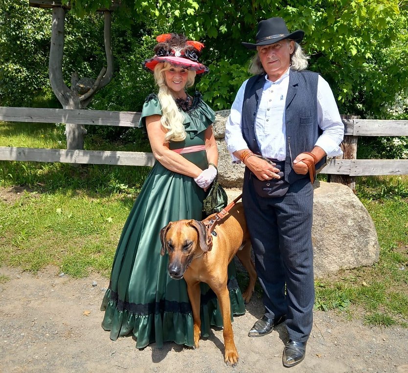 Marina Höxtermann, Ronald Wicke und Hund Asani beim Oldstyle Weekend in Pullman City  (Foto: Höxter/ Wicke)