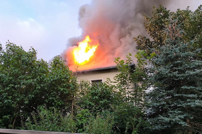 Haus am Heldrunger Bahnhof in Vollbrand (Foto: Feuerwehr/ S. Dietzel)