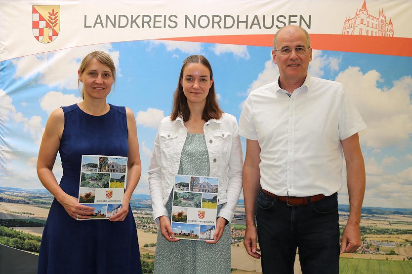 Die Gelichstellungsbeauftragten Jessica Wilhelm und  Juliane Rosenhahn mit Landrat Matthias Jendricke (Foto: N.Mattern)
