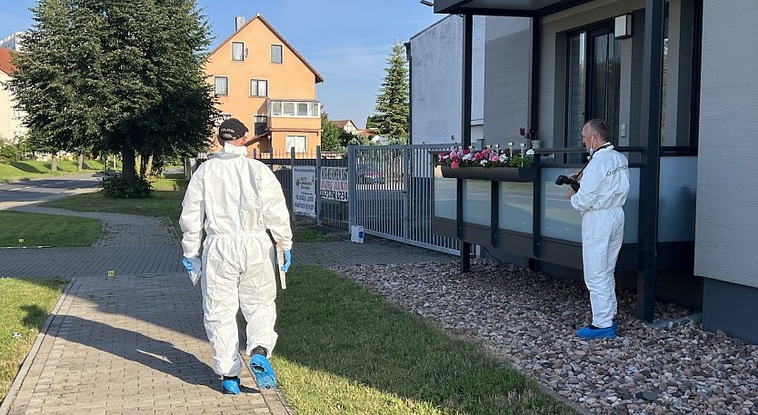 Beamter der Kripo bei der Spurensuche heute Morgen in Ebeleben (Foto: S.Dietzel)