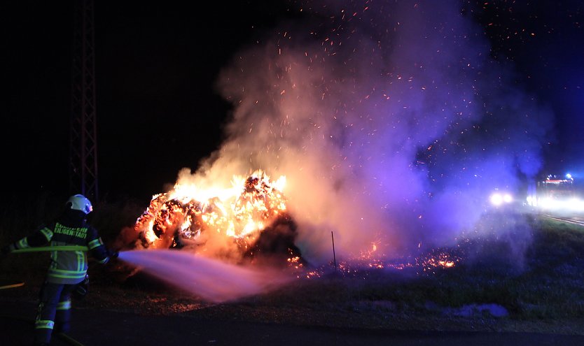 Strohballenbrand in Mengelroda (Foto: Feuerwehr Heiligenstadt)