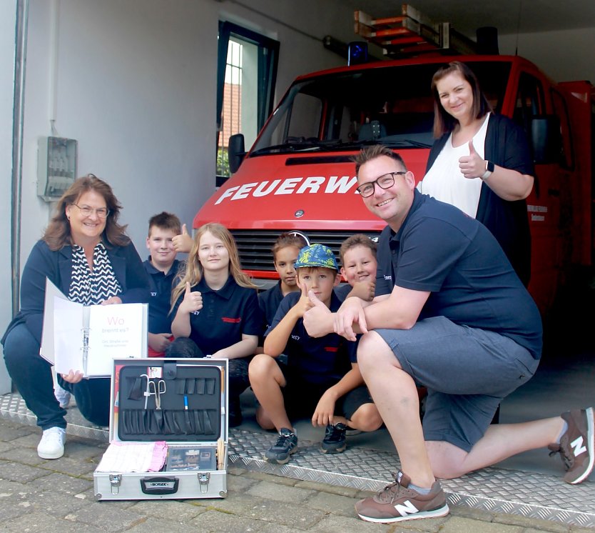 Anja Lemke, Kinder der Jugendfeuerwehr (Emily, Lino, John, Nils, Tony), Thomas Apel und Nancy Knopp (Foto: Stadtwerke Sondershausen)