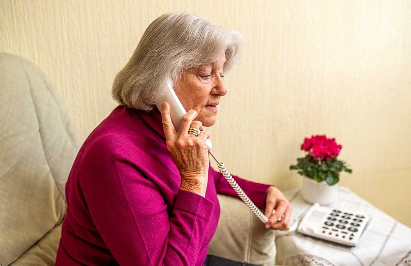 Eine ältere Dame am Telefon (Foto: Polizeiliche Kriminalprävention der Länder und des Bundes)