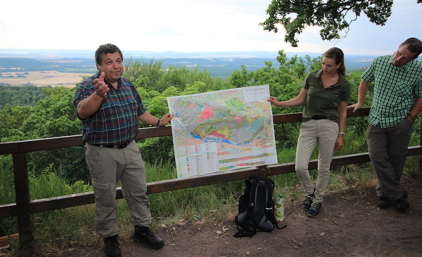 Wandern, ins Gespräch kommen und sogar etwas lernen, wie hier von einem Geologen (Foto: CDU)
