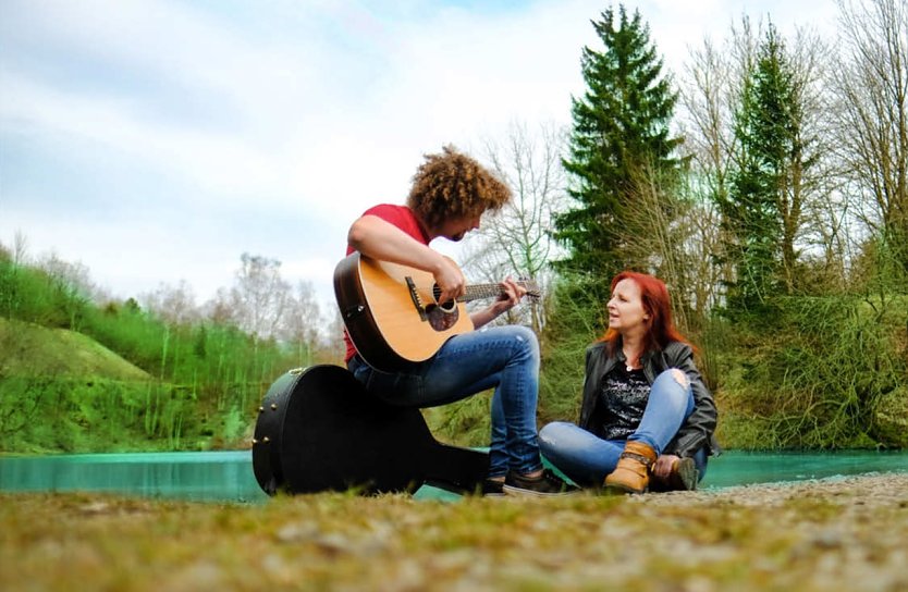 Melanie Mau und Martin Schnella spielen zum letzten Gutshof open air in Kirchheilingen (Foto: Tridragon)