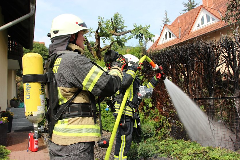Heckenbrand in Heiligenstadt (Foto: Feuerwehr Heiligenstadt)