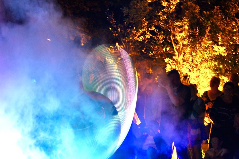 Eine Licht- und Feuershow mit „Dandeli - on fire“ verzauberte die Zuschauer im Aboretum in Bad Langensalza  (Foto: Eva Maria Wiegand)
