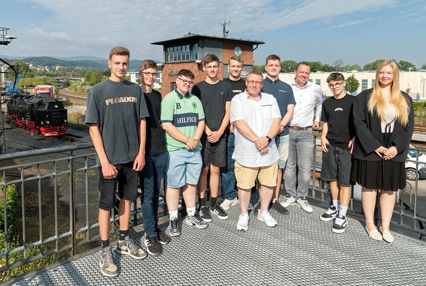 Start ins Berufsleben bei den Harzer Schmalspurbahnen (v.l.n.r.): Hannes Matteo Böhm, Benjamin Friedrich, Liam Ackert, Alexander Pohl, Dustin René Steube, Tom Weißenfeld (HSB-Ausbilder), Jean Pascal Friedrich, Norman Wolf (HSB-Ausbilder), Janno Noel Egler und Finja Fischer. (Foto: HSB/Dirk Bahnsen)