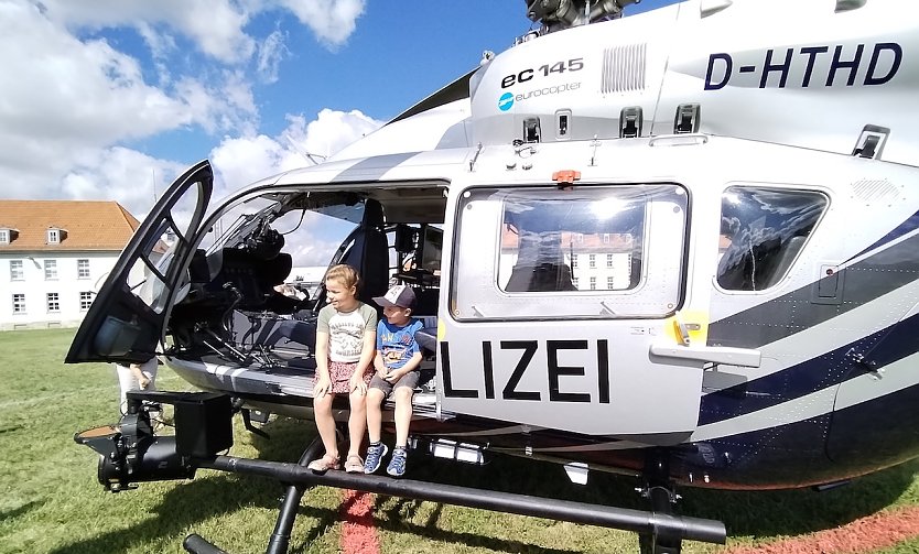 Die Piloten von morgen erkunden ihr Fluggerät (Foto: C.Wilhelm)