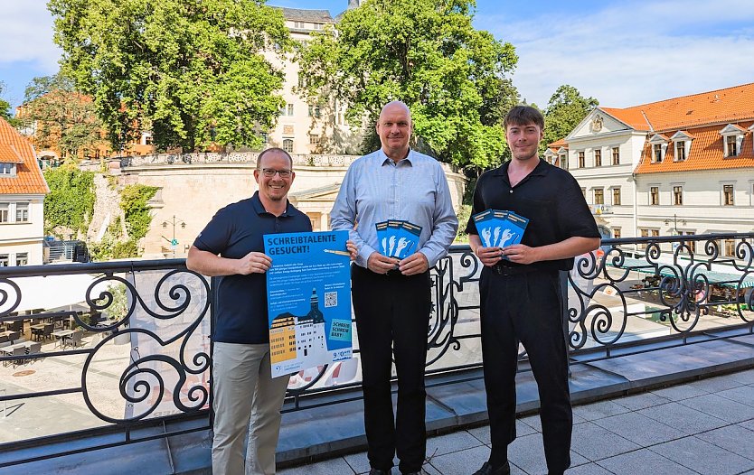 Marty Sennewald (rechts), Bürgermeister Steffen Grimm (Mitte) und Marcus Strunck sind gespannt auf die Resonanz von „Sondershausen Schreibt (Foto: Janine Skara)