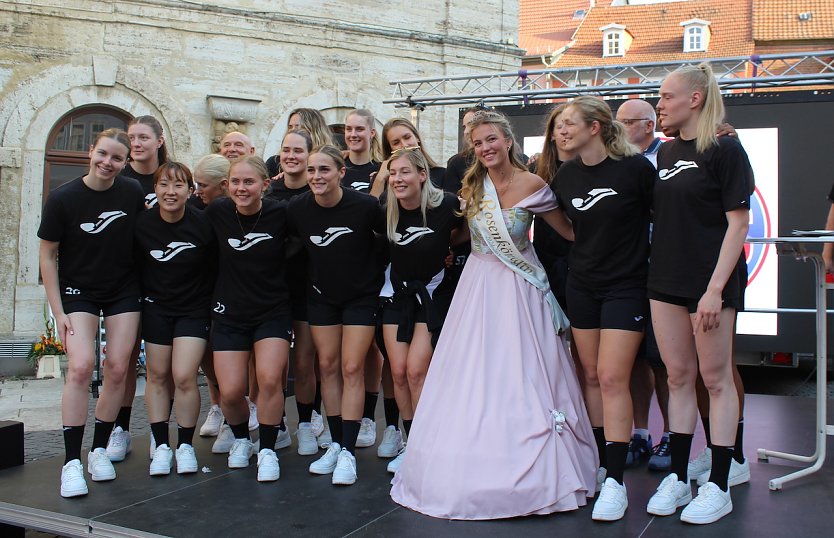 Mannschaftsfoto mit Rosenkönigin: eine Stadt steht zu ihrem Verein (Foto: Eva Maria Wiegand)