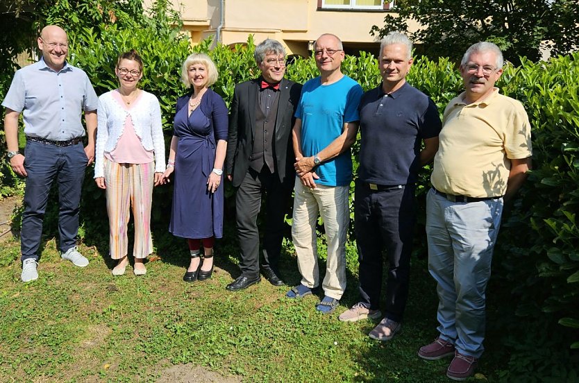 v.l.: Michael Görk, Anett Thoms, Christiane Dieckmann, Landesbischof Friedrich Kramer, Dirk Rzepsus, Niels Weißenborn und Superintendent Andreas Schwarze im Garten des Suchthilfezentrums in Nordhausen/ Regina Englert Kirchenkreis Südharz (Foto: Evangelischer Kirchenkreis Südharz)