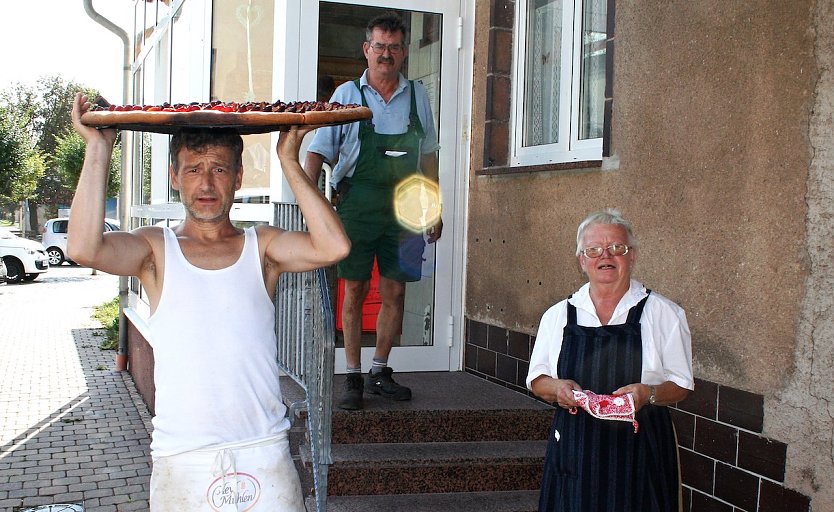 Schwer zu tragen hat der Bäckermeister am XXL-Kuchenaus dem Hause Steinemann (Foto: U.Reinboth)