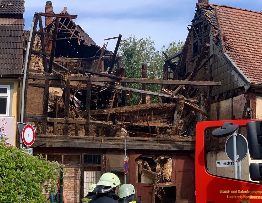 Das abgebrannte Haus ist eingestürtzt und wird mit Hilfe des THW abgetragen (Foto: S. Dietzel)