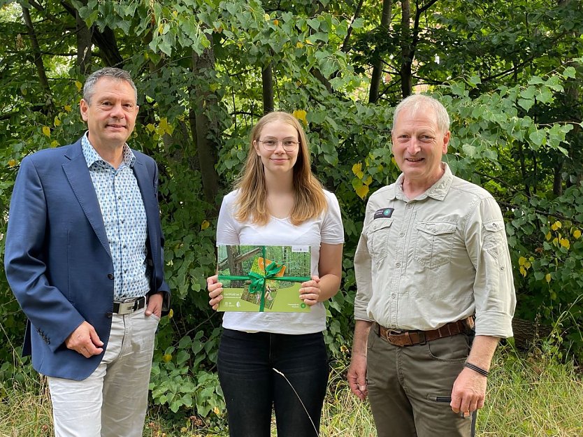 Die neue Commerzbank-Umweltpraktikantin im Nationalpark Hainich, Pauline Gräbedünkel, mit Stefan Koch, dem Leiter der Commerzbank-Beratungsfiliale Mühlhausen, und Nationalparkleiter Rüdiger Biehl (rechts) (Foto: Nationalpark-Verwaltung Hainich)