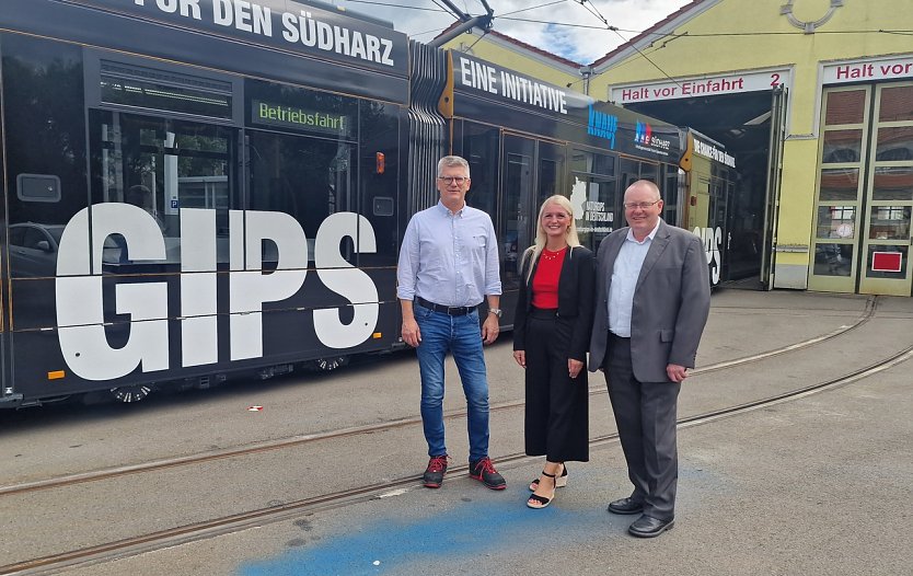 Von links: Knauf-Werkleiter André Materlik, Mariana Kohlhause, SD VerkehrsMedien Thüringen GmbH und Thorsten Schwarz, Geschäftsführer der Nordhäuser Verkehrsbetriebe (Foto: nnz)