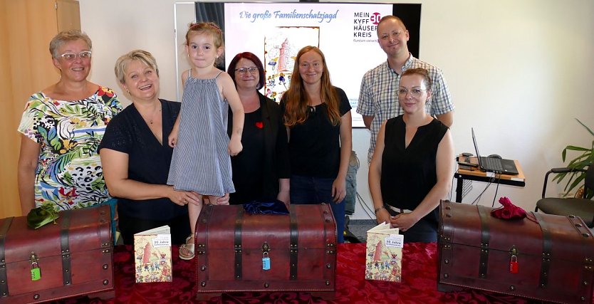 Auslosung: v.l. Petra Zobel, Katharina Töppe, Losfee Helene, Stefanie Lutze, Susann Aschhoff, Christian Lutze und Monique Seewald (Foto: Martin Hellmann)