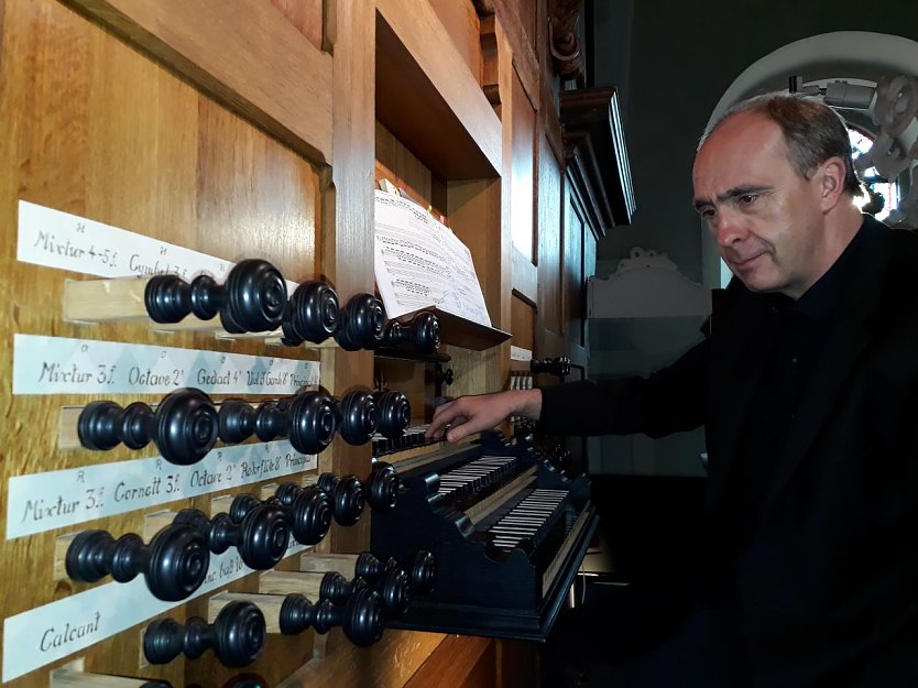 Prof. Friedhelm Flamme an der Oehninger Orgel in St. Antonius Worbis (Foto: vox organi)