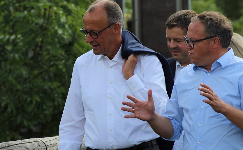 re. vorne Mario Voigt (CDU) im August 2024 mit dem Bundesvorsitzenden der CDU, Friedrich Merz (li.vorne), auf dem Baumkronenpfad (Unstrut-Hainich) (Foto: Eva Maria Wiegand)