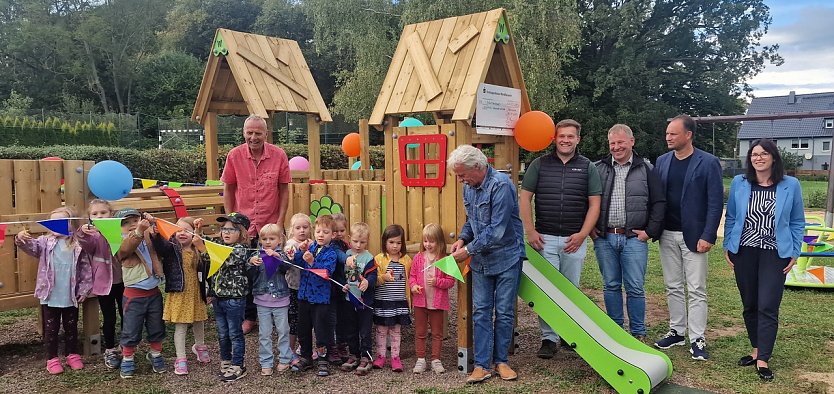 Die Wimpelkette war endlich durchschnitten, der Spielplatz freigegeben. (Foto: nnz)