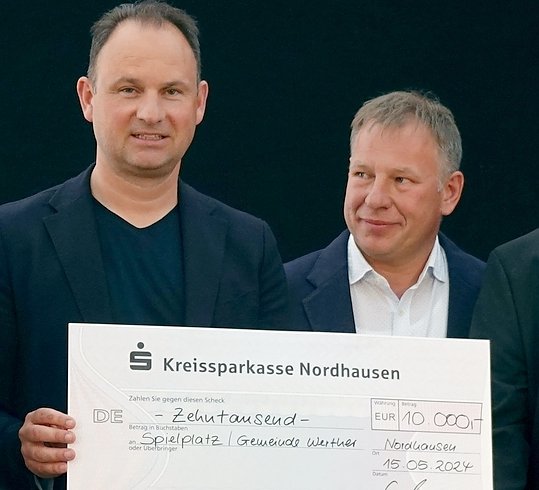 Zur Eröffnung des Autohofes Mitte Mai wurde der Spendenscheck durch Andreas Peter und Silvio Wagner übergeben. (Foto: nnz)